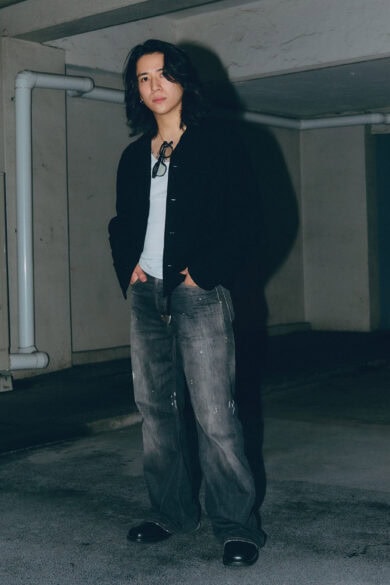 【スナップ】モードでもハイストリートでもなく、ヌケ感のあるモノトーン使い…色気のあるヘアと胸元で魅せる