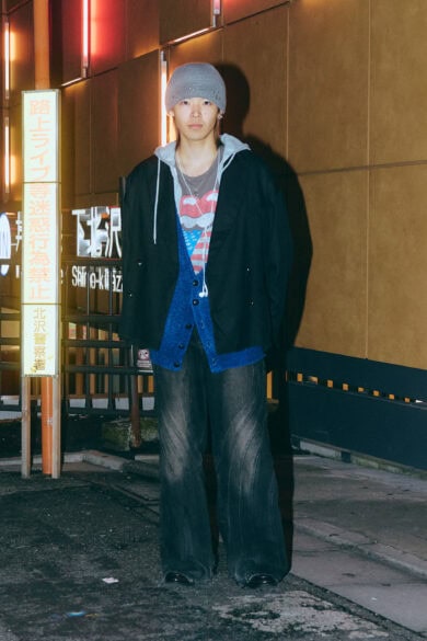 【スナップ】ダブルチェストのジャケットとカーディガン＆ジップパーカを重ねることで、 Vゾーンから覗くロックTを強調