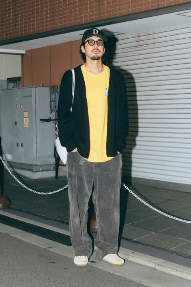 【スナップ】落ち着きと洒脱さを同時に演出するカーディガンが地味に良い仕事。これが大人のストリートスタイルの最適解