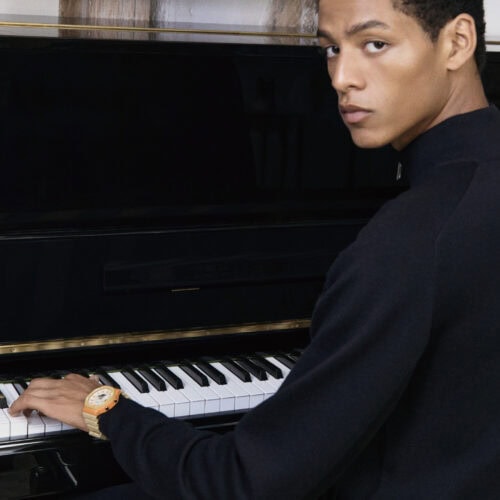 両ブランドが共通して大切にするクリエイティビティ、クラフトマンシップ、そしてアーバンなエネルギーを称えるコラボレーション作。クラシックでありながら先進的なデザインを通じて、“Paris-meets-Tokyo”のライフスタイルを体現した。