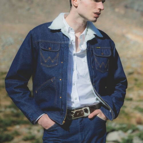 今回の別注では、襟をボア仕様に切り替えることで、クラシックな表情と秋冬らしい温もりをプラス。