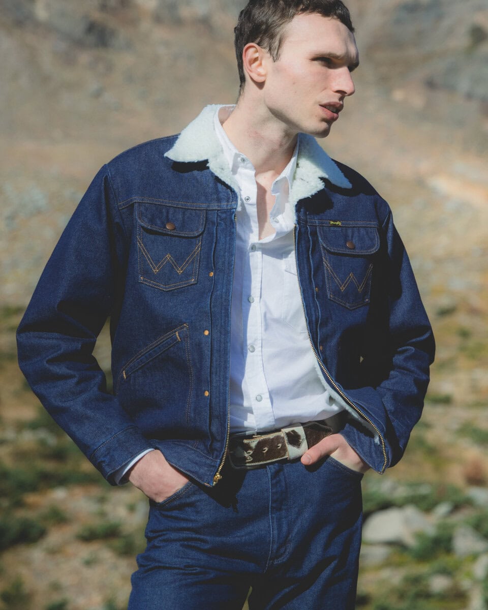 今回の別注では、襟をボア仕様に切り替えることで、クラシックな表情と秋冬らしい温もりをプラス。