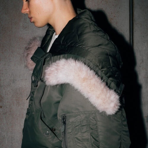 裏地にはブランドの象徴である“波キルト”パターンを採用し、WILD THINGSらしいアウトドアのエッセンスをプラス。