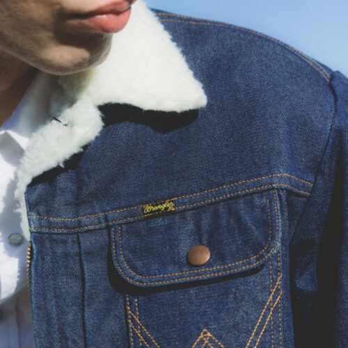 ビームスが名作デニムジャケットを魔改造！「ラングラー24MJZ」に施された“現代シルエット”と“温もりボア”の魔法とは？