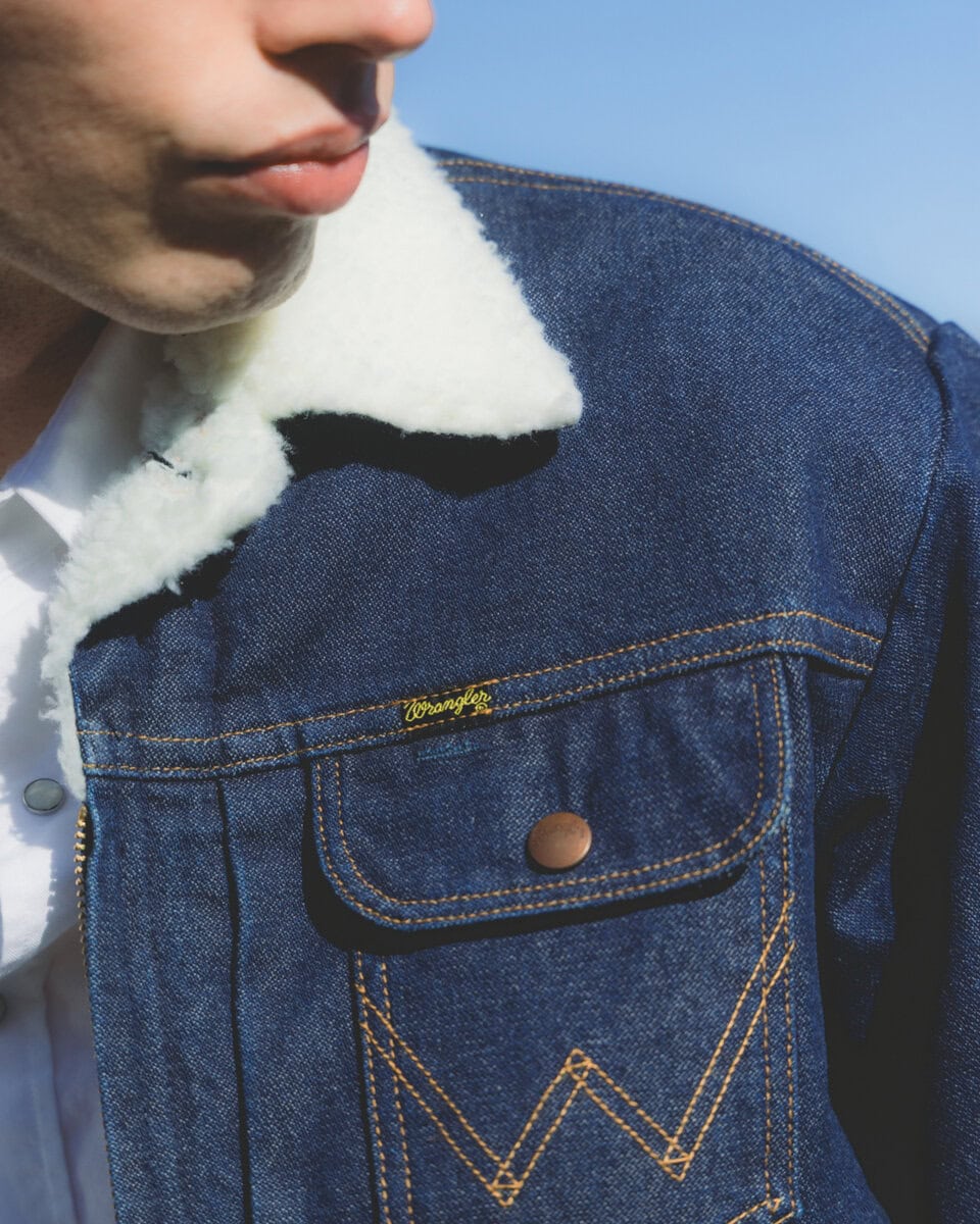 24MJZは、1960年代に誕生したWranglerを代表するデニムジャケット。フロントジップ仕様やアクションプリーツを備えた、ブランドを象徴するウェスタンディテールが特徴となっている。