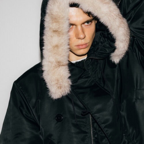 フライトジャケットが持つ武骨さに、アウトドアウェアの機能性と軽快さを掛け合わせた、〈BEAMS〉だけのスペシャルアイテムに仕上がっている。本作は、11月8日（土）よりBEAMS取扱店舗およびビームス公式オンラインショップにて発売する。