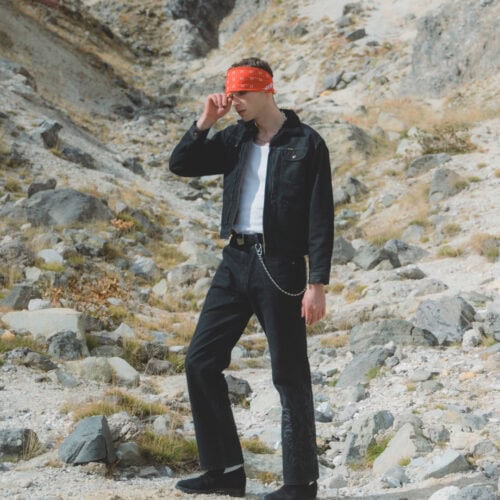 さらに、着丈をやや短めに調整し、現代のスタイリングに馴染むスマートなシルエットに仕上げている。