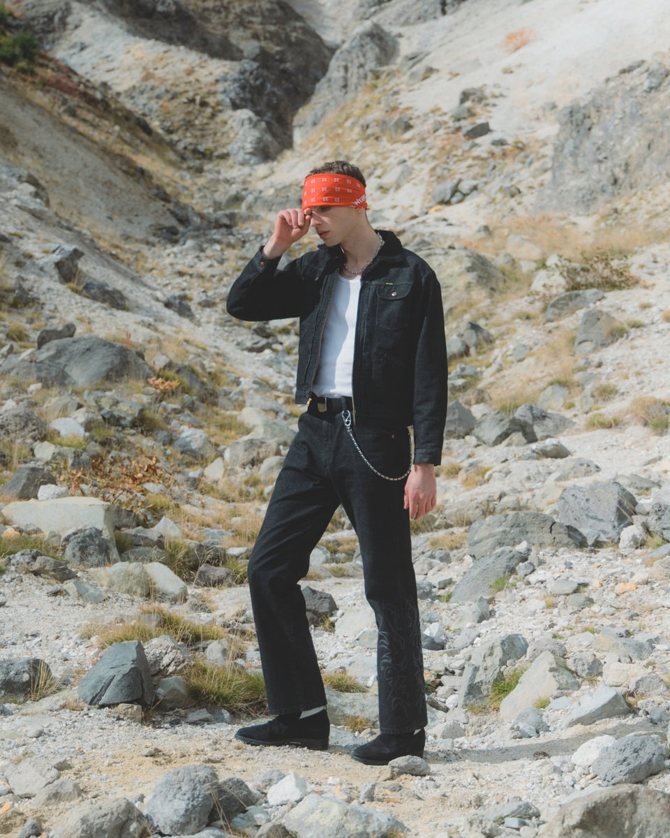 さらに、着丈をやや短めに調整し、現代のスタイリングに馴染むスマートなシルエットに仕上げている。