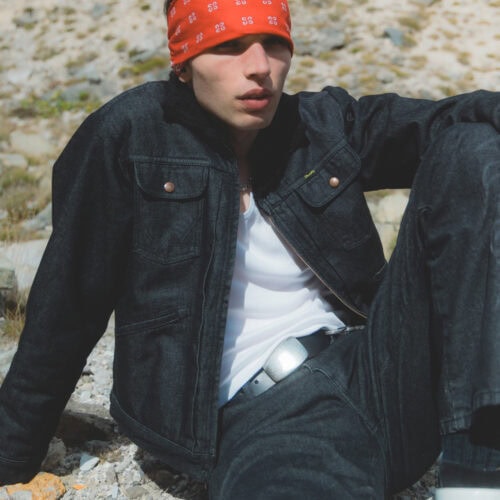 オリジナルが持つ無骨な魅力を生かしつつ、BEAMSならではのアレンジで都会的なムードへと昇華。クラシックとモダンが共存する一着だ。