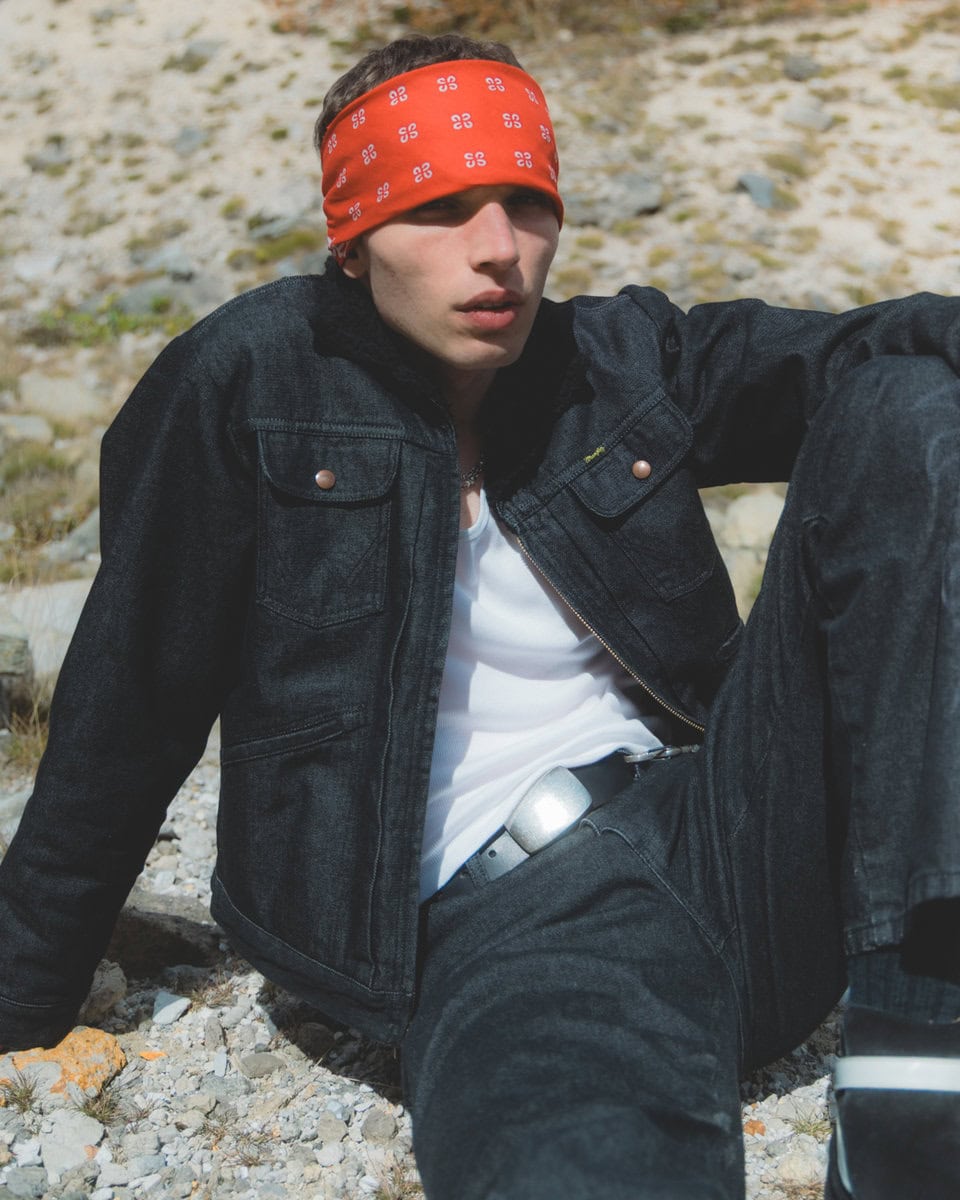 オリジナルが持つ無骨な魅力を生かしつつ、BEAMSならではのアレンジで都会的なムードへと昇華。クラシックとモダンが共存する一着だ。