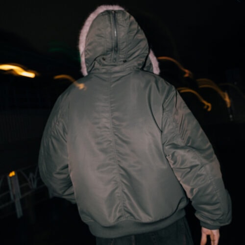 表地には、フライトジャケットでもお馴染みのナイロンサテン生地を採用。上品な光沢と滑らかな手触りが特徴で、ミリタリーウェアながらも都会的な印象を引き立ててくれる。