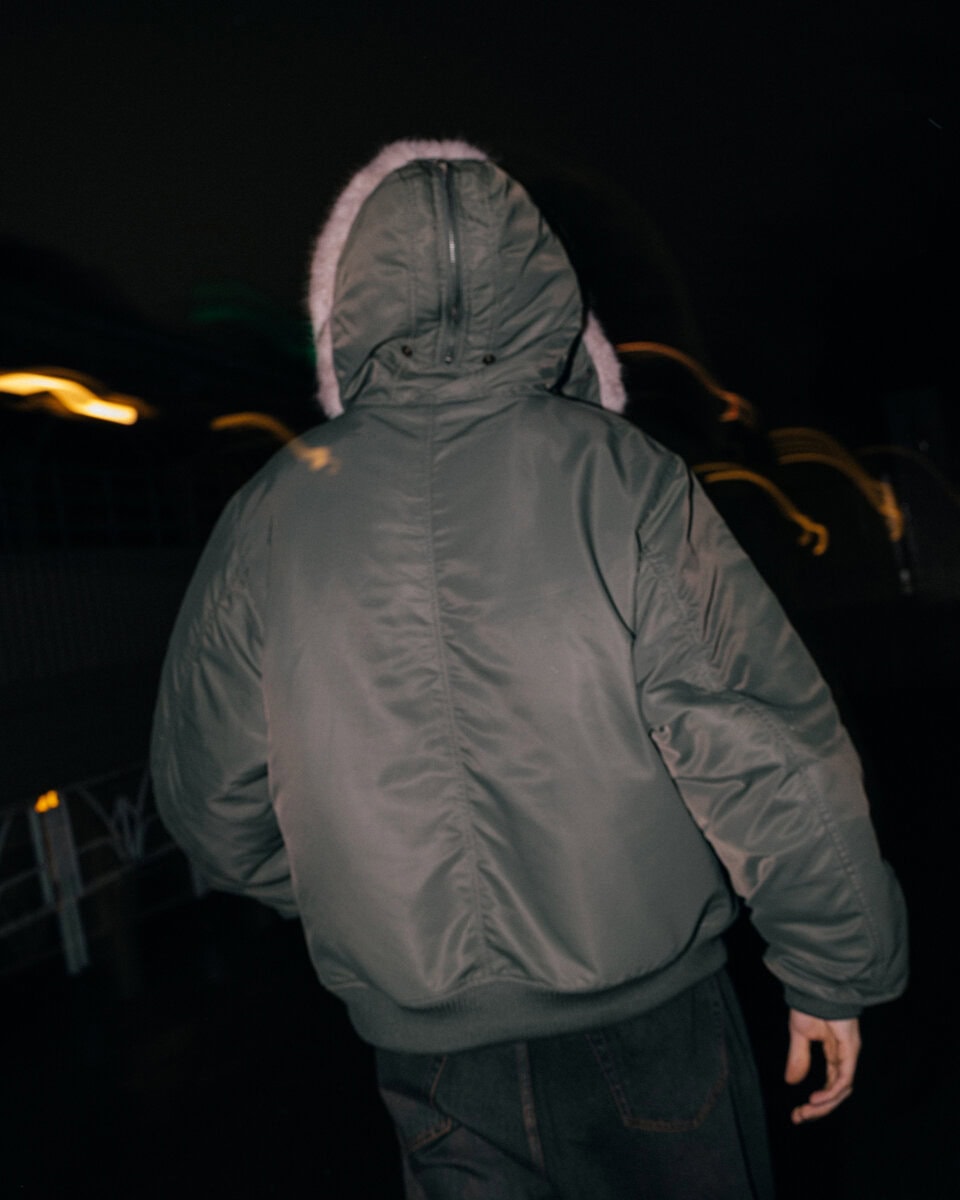 表地には、フライトジャケットでもお馴染みのナイロンサテン生地を採用。上品な光沢と滑らかな手触りが特徴で、ミリタリーウェアながらも都会的な印象を引き立ててくれる。