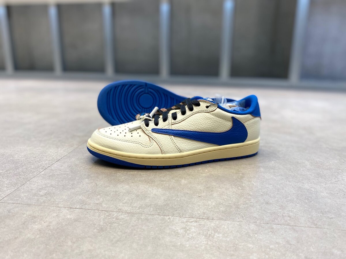 Travis Scott × fragment design × Nike（トラヴィススコット × フラグメントデザイン × ナイキ）のエアジョーダン1 ロー OG "セイル/ミリタリーブルー"
