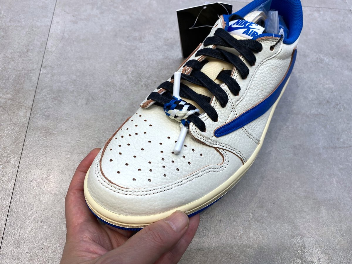 Travis Scott × fragment design × Nike（トラヴィススコット × フラグメントデザイン × ナイキ）のエアジョーダン1 ロー OG "セイル/ミリタリーブルー"
