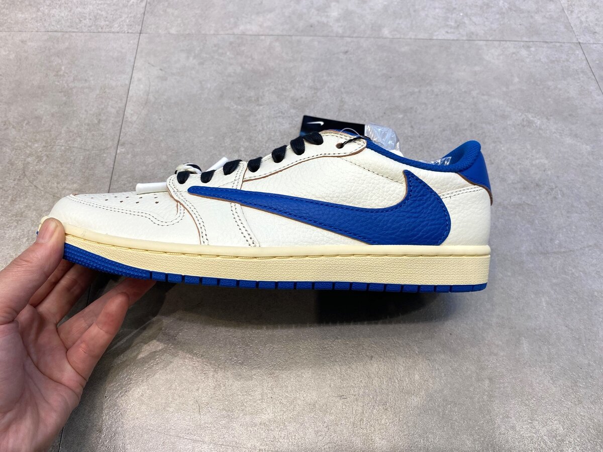 Travis Scott × fragment design × Nike（トラヴィススコット × フラグメントデザイン × ナイキ）のエアジョーダン1 ロー OG "セイル/ミリタリーブルー"
