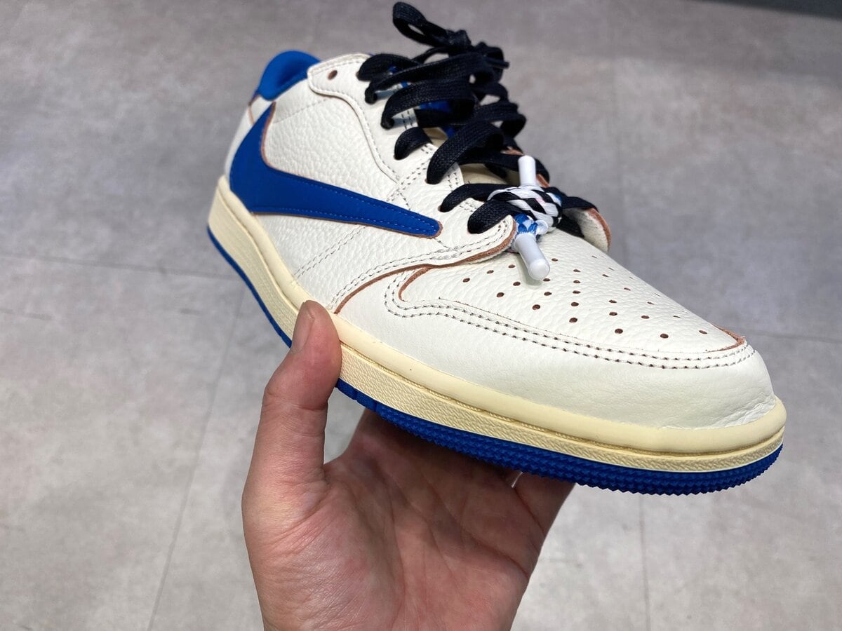 Travis Scott × fragment design × Nike（トラヴィススコット × フラグメントデザイン × ナイキ）のエアジョーダン1 ロー OG "セイル/ミリタリーブルー"
