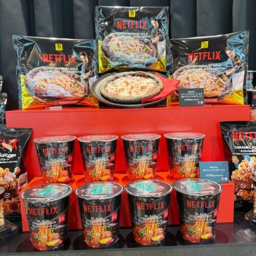黒すぎるアレがヤバい!?Netflix×セブン&ヨーカドーが国内最大級の禁断コラボ!「夜食の主役」もネトフリ仕様に!