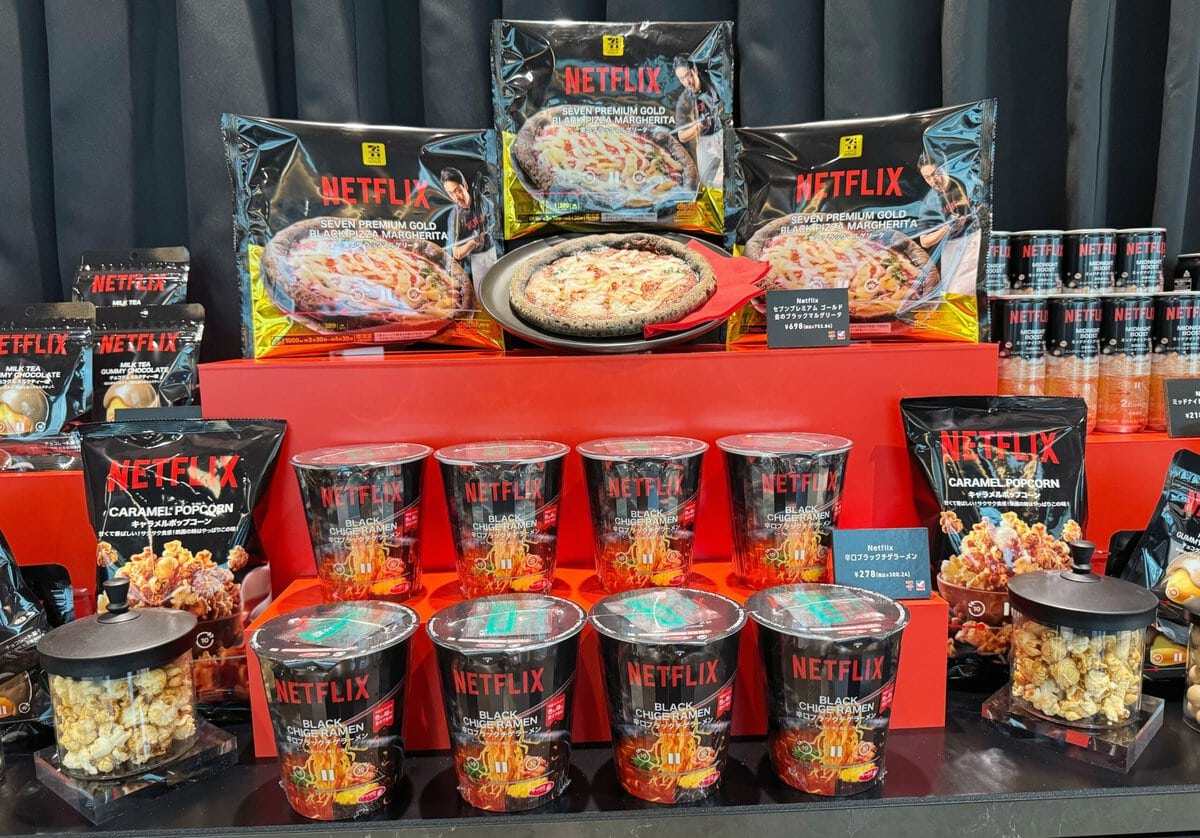 黒すぎるアレがヤバい!?Netflix×セブン&ヨーカドーが国内最大級の禁断コラボ!「夜食の主役」もネトフリ仕様に!