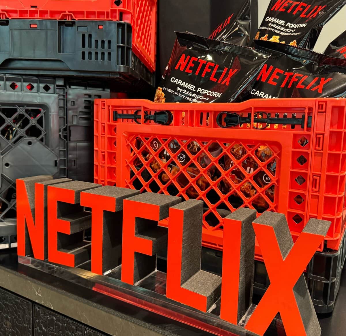 Netflix監修のクールなパッケージ!人気商品も限定仕様に変身