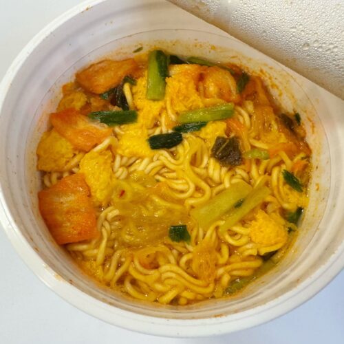 カップラーメンらしからぬ、スタイリッシュなパッケージが目を引く「辛口ブラックチゲラーメン」