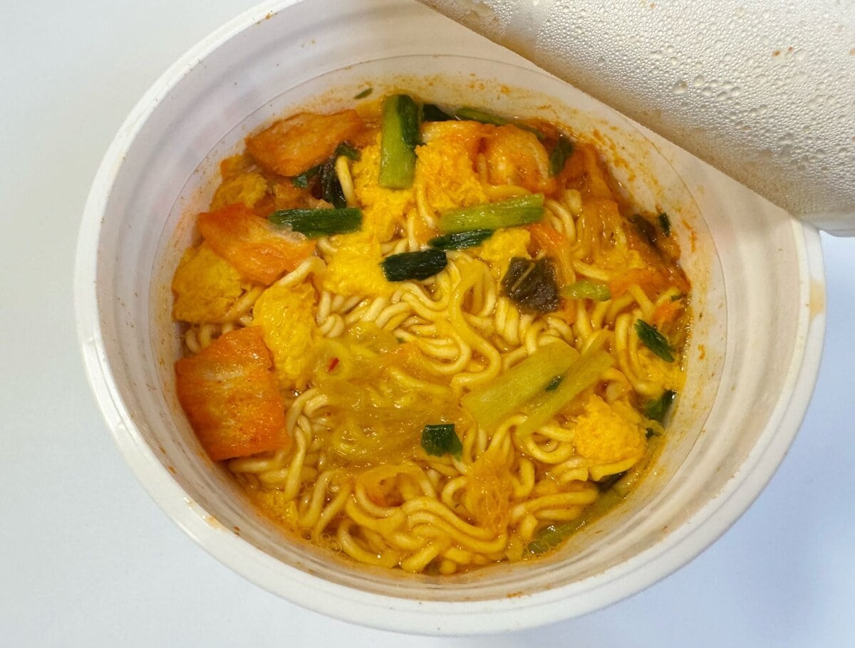 カップラーメンらしからぬ、スタイリッシュなパッケージが目を引く「辛口ブラックチゲラーメン」