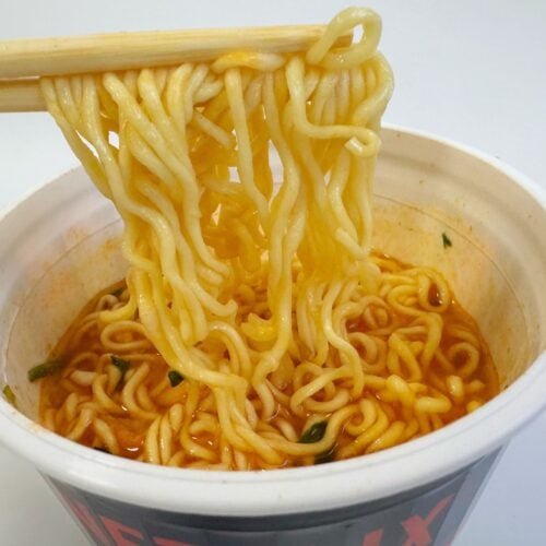 あさり、魚醤のうまみをベースに唐辛子の辛味をしっかりと感じる辛いモノ好きにはたまらない激辛ラーメンです。