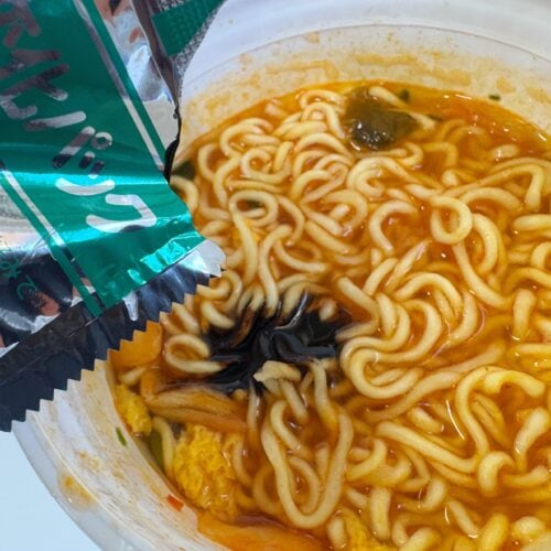 別添の味変パックを入れることでスープの味・辛さ・色が変化するそうなので、加減無しで全部ぶっこみます