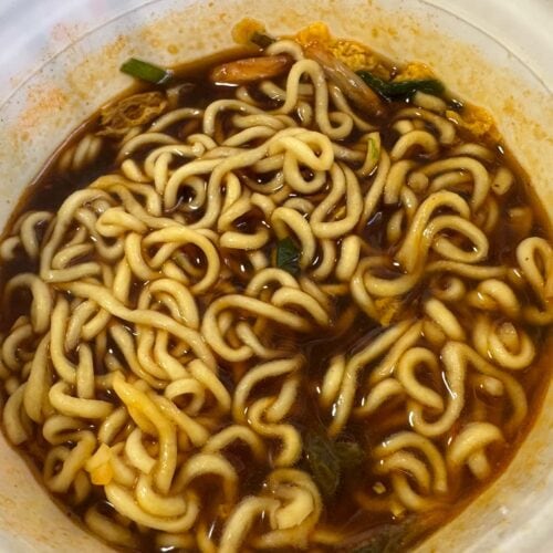 たちまちスープが赤色から黒色に変化!