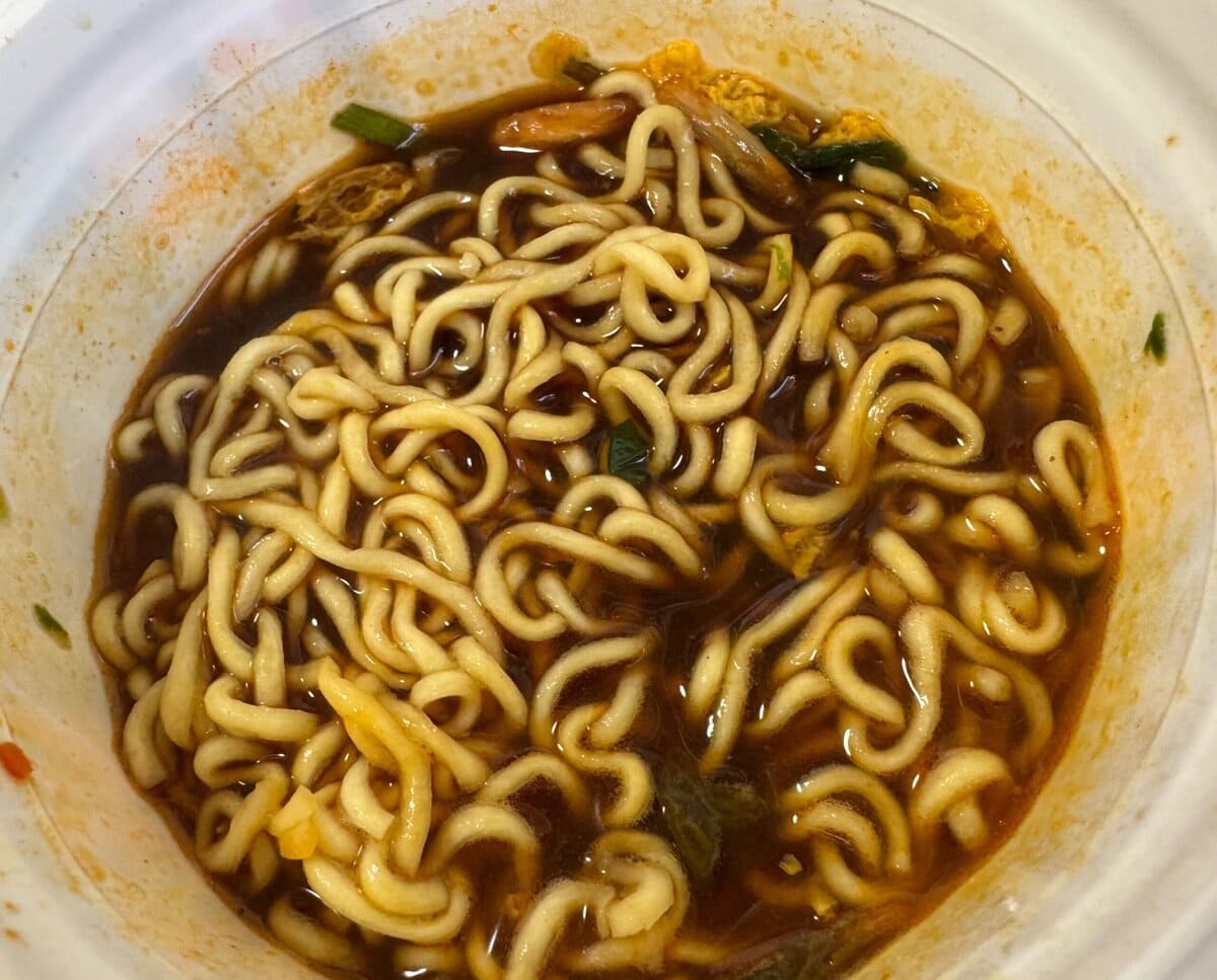 たちまちスープが赤色から黒色に変化!