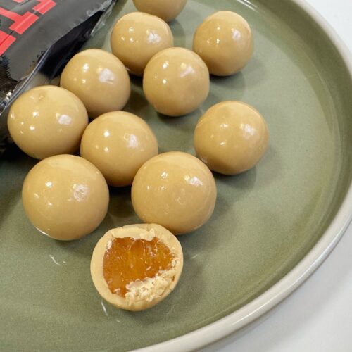 紅茶風味の爽やかなグミを、ミルクティー味のホワイトチョコでコーティングした、酸味とまろやかな甘みを楽しめる一品