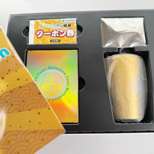 ランチョンマットの下には、クーポン券やタンブラーなど、煌びやかなオリジナルグッズで埋め尽くされています。