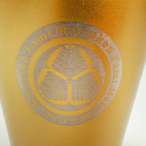 タンブラーの中心にはマツケンの名前と芸紋を冠した特別デザインが施されており、なんとも特別感を感じる仕上がりに。