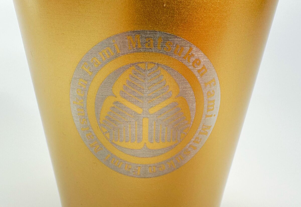 タンブラーの中心にはマツケンの名前と芸紋を冠した特別デザインが施されており、なんとも特別感を感じる仕上がりに。