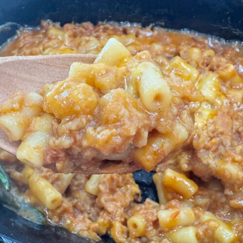 トマトで煮込んだ豚肉と牛肉のひき肉とショートパスタがよく絡んで美味しい