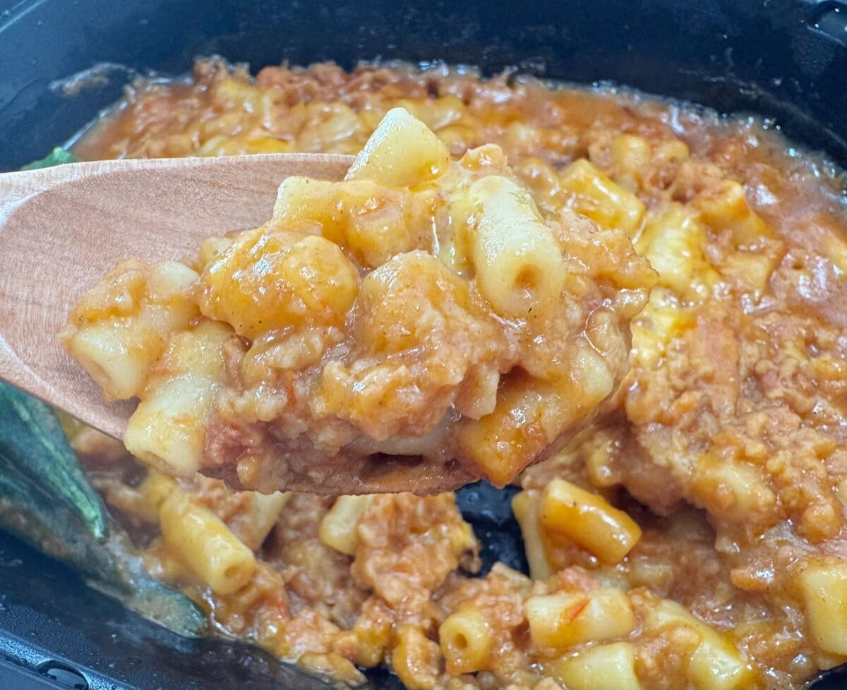 トマトで煮込んだ豚肉と牛肉のひき肉とショートパスタがよく絡んで美味しい