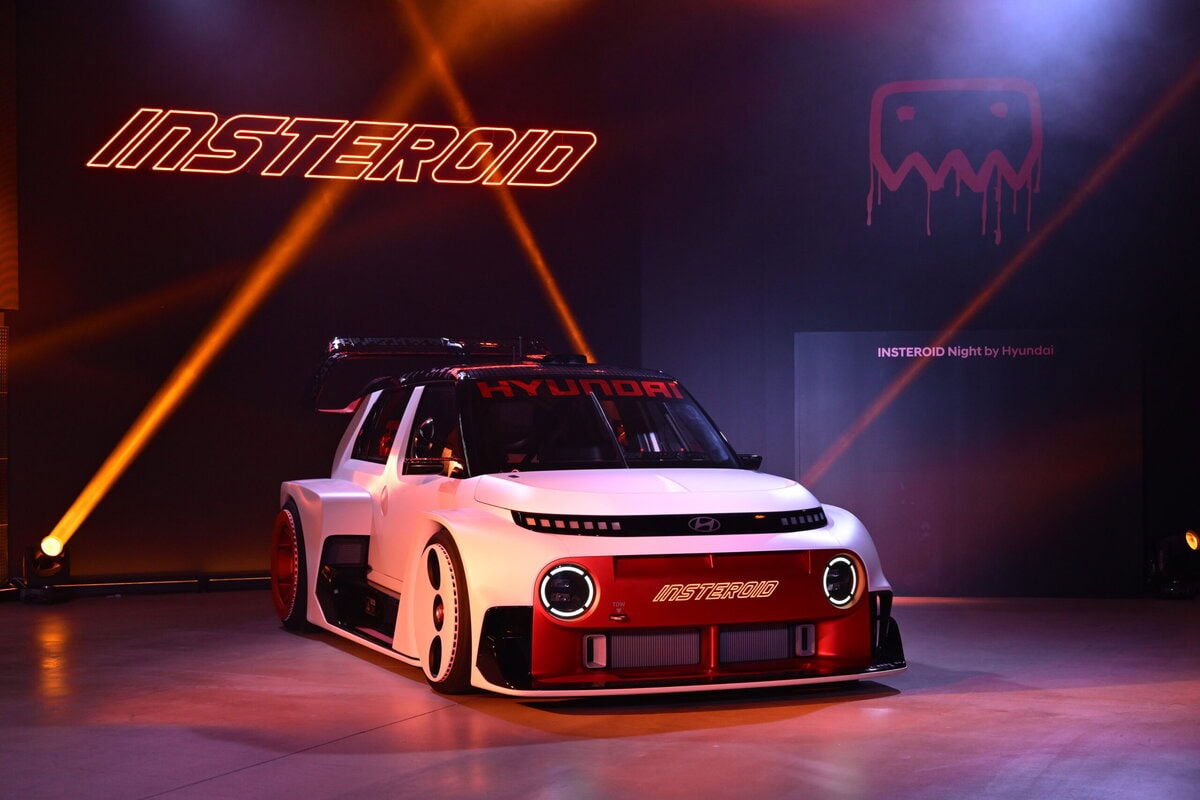 ゲームからインスピレーションを得たインスタロイドは「作って、壊して、を繰り返す」という「Glitch（グリッチ）」の精神と「ガレージで組み立てられたマシン」というゲームプレイヤーが思い描いたかのような思想が反映