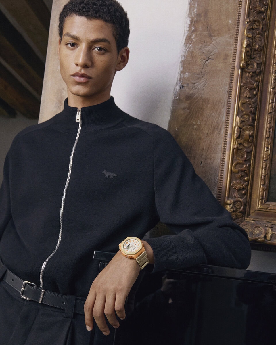 パリのオスマン建築から着想したカラーパレットは、ナチュラルでニュートラルなカマイユ調のカラーをベースに、大胆なオレンジのベゼルをアクセントとして配置。パリの夕焼けのあたたかな光を思わせる仕上がりとなっている。