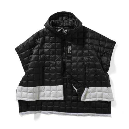 フード一体型のジップアップダウンポンチョ。