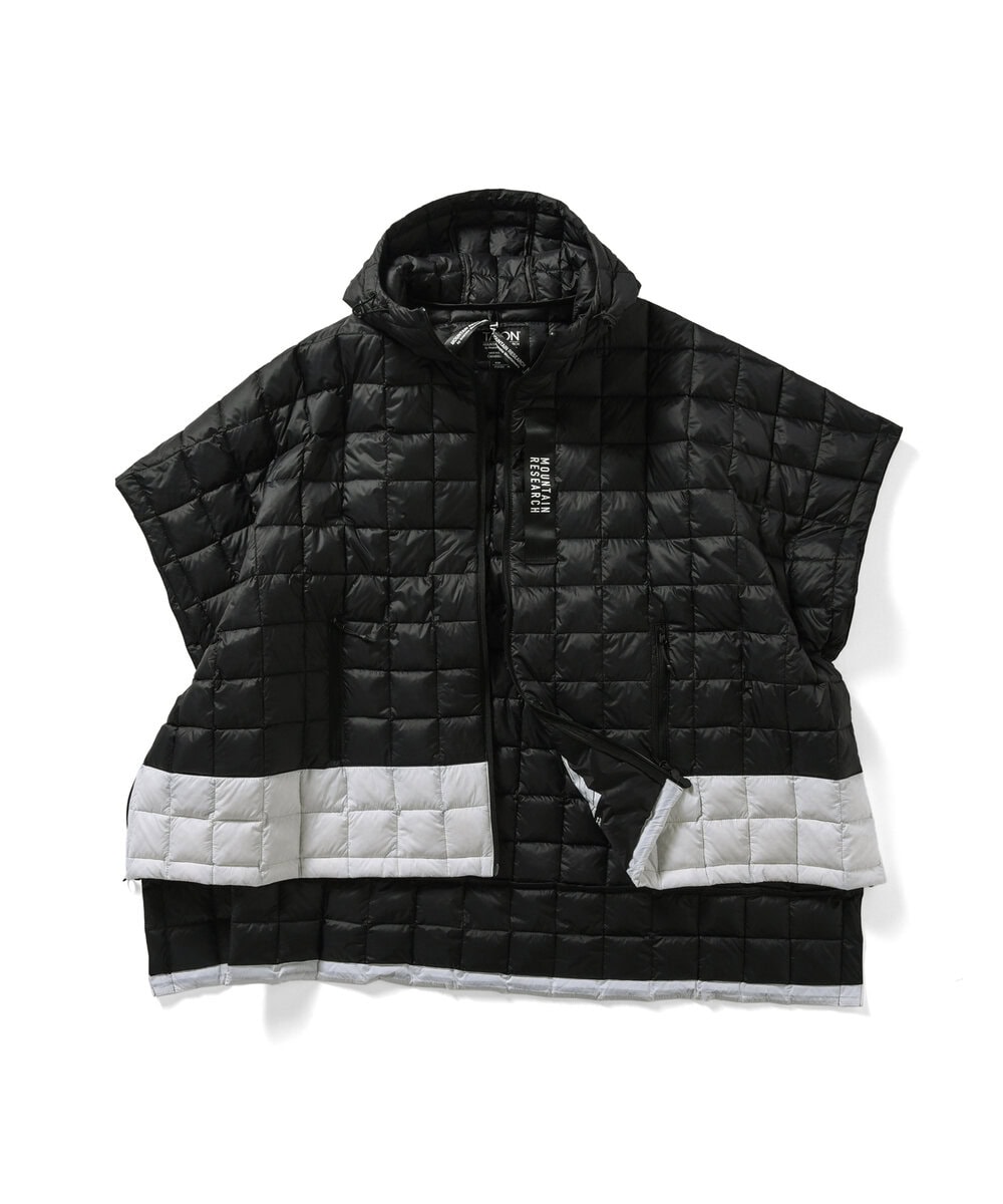 フード一体型のジップアップダウンポンチョ。