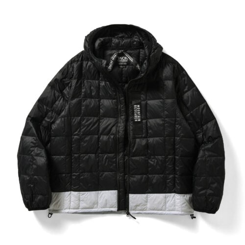 フード一体型のジップアップパーカ。