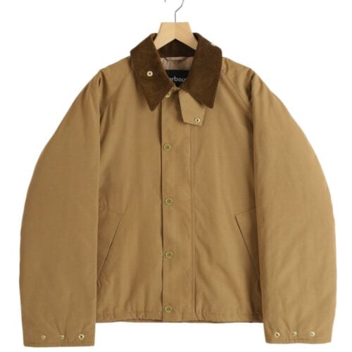 どこかヨーロピアンワークジャケットのムードを備えた本作。ベージュ、チャコール、ネイビーの3色展開となっている。