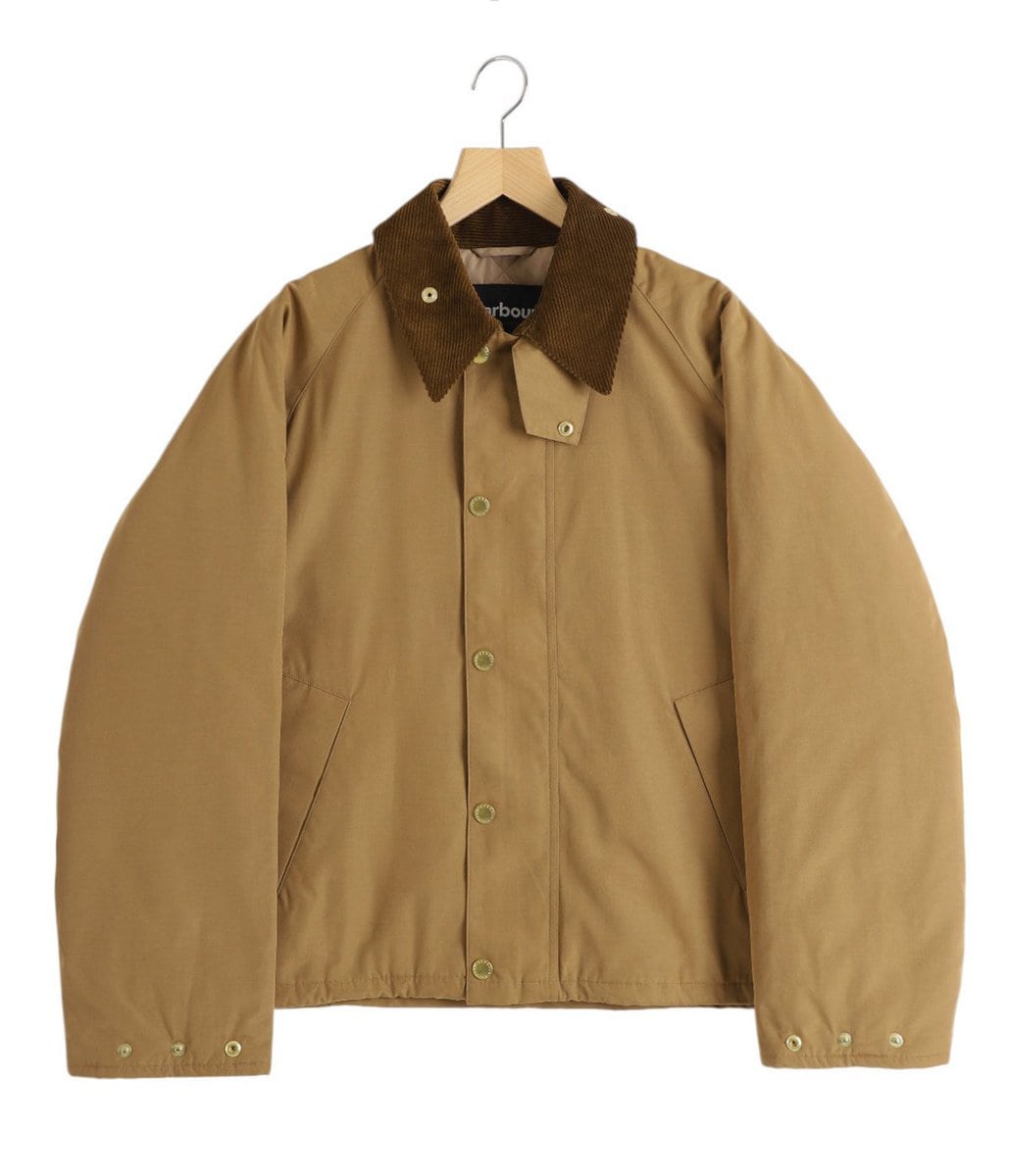 どこかヨーロピアンワークジャケットのムードを備えた本作。ベージュ、チャコール、ネイビーの3色展開となっている。