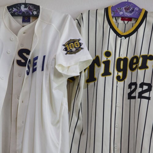 田淵の自宅リビングに飾られた法政大学と阪神タイガースのユニフォーム。