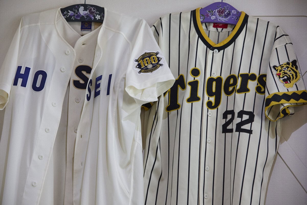 田淵の自宅リビングに飾られた法政大学と阪神タイガースのユニフォーム。