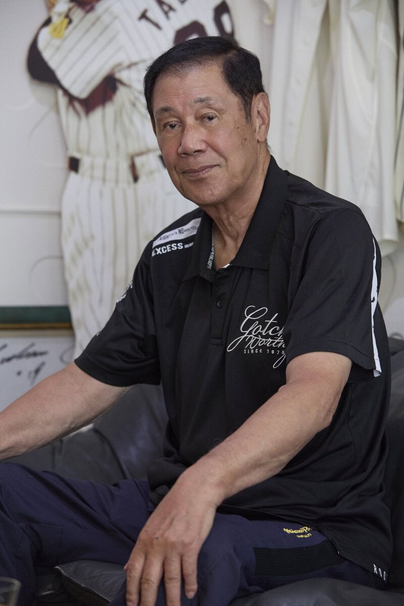 インタビューは田淵幸一の自宅リビングで行われた。壁には田淵と星野仙一が熱い抱擁を交わしている大きな写真パネルが飾られていた。