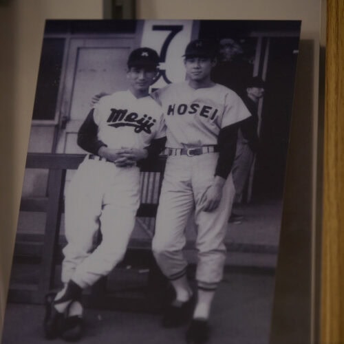 田淵家のリビングには、明治大学時代の星野と、法政大学時代の田淵がユニフォーム姿で並んでいる写真が飾られている。