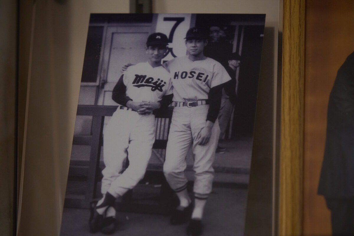 田淵家のリビングには、明治大学時代の星野と、法政大学時代の田淵がユニフォーム姿で並んでいる写真が飾られている。