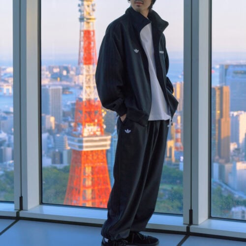 また、adidas Originals の定番、「FIREBIRD」にはウール素材を採用。「TRACK TOP e」のフロントには両ブランドの刺繡ロゴを施し、everyone らしいシルエットにジャケット仕様である内ポケットや縦のジップポケットを取り入れることで、現代的にアップデート。