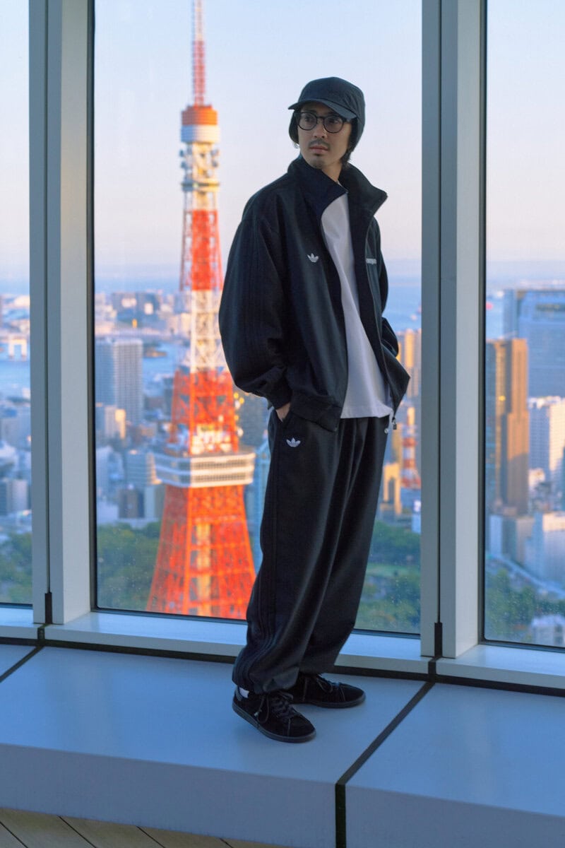 また、adidas Originals の定番、「FIREBIRD」にはウール素材を採用。「TRACK TOP e」のフロントには両ブランドの刺繡ロゴを施し、everyone らしいシルエットにジャケット仕様である内ポケットや縦のジップポケットを取り入れることで、現代的にアップデート。