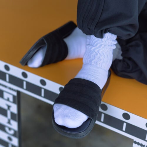 さらに、スライドサンダルである「ADILETTE MII e 」は、こだわり抜かれた Made In Italy の特別仕様。「STANSMITH」と同様、撥水性のあるイタリアンレザーの牛スエードをバンドに採用し、ミニマルかつ洗練された立体的なスリーストライプスを表現した。